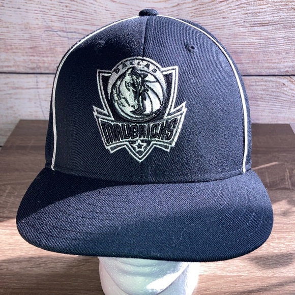 EUC NBA Black Small Medium Fitted Dallas Mavericks Hat - Picture 1 of 8